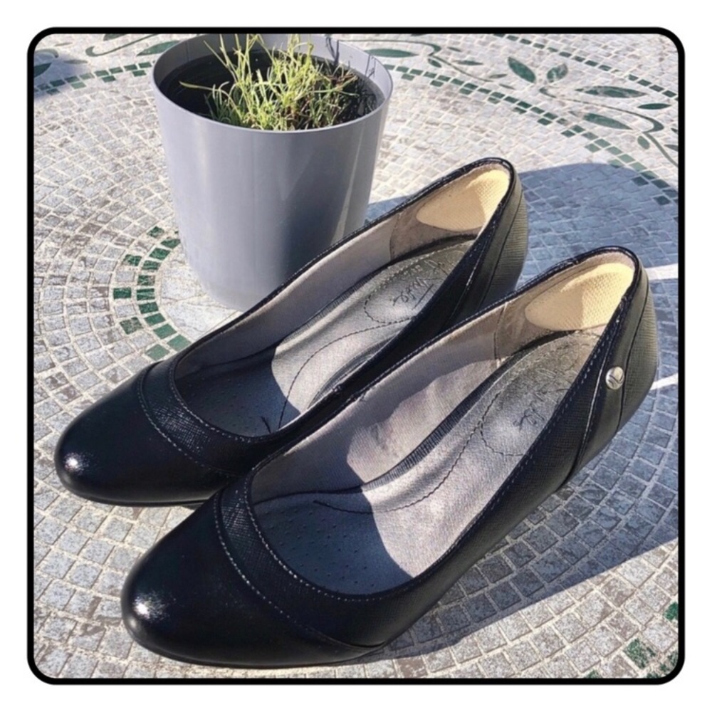 SOLD!!! Lifestride Black Wedges Size 6